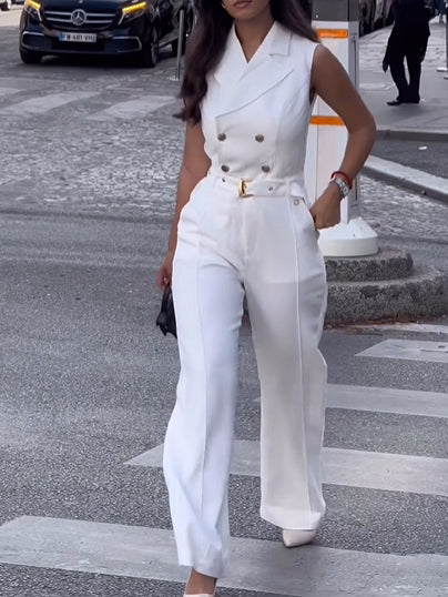 Einfarbiger ärmelloser Jumpsuit mit Metallknöpfen