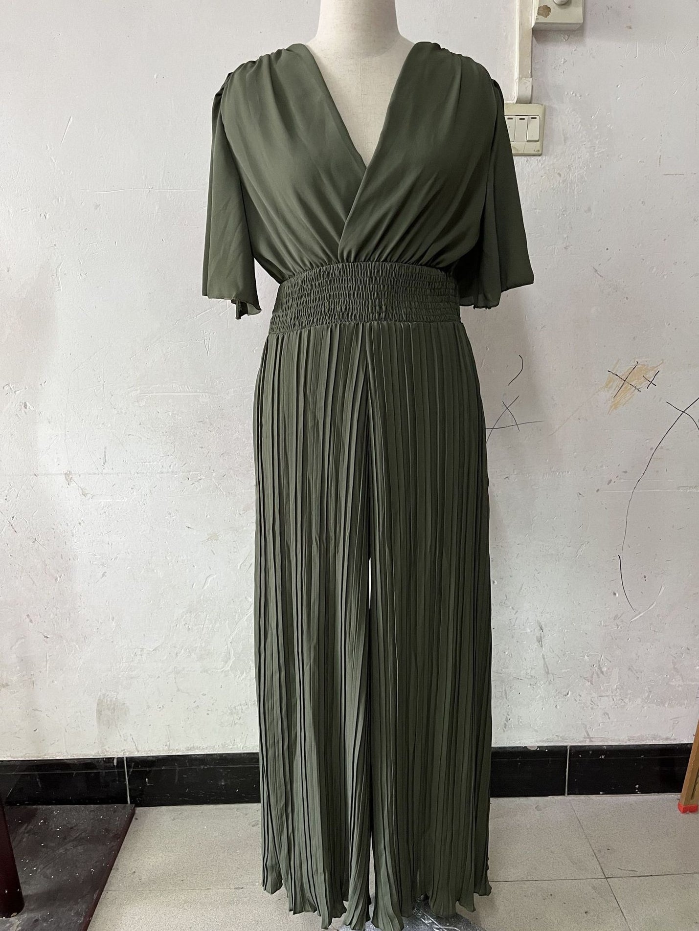 Elara Jumpsuit mit weitem Bein – Glockenärmel mit V-Ausschnitt für den lässigen Urlaub