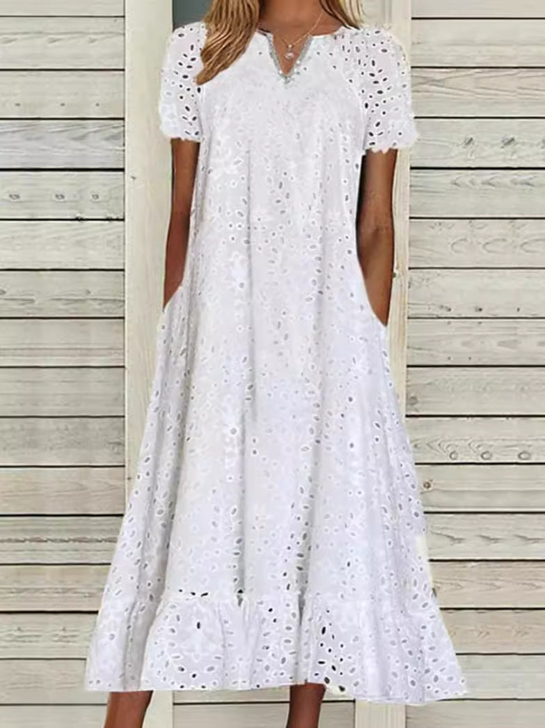 Astra Quinn Damenmode Weißes Kleid mit V-Ausschnitt und kurzen Ärmeln