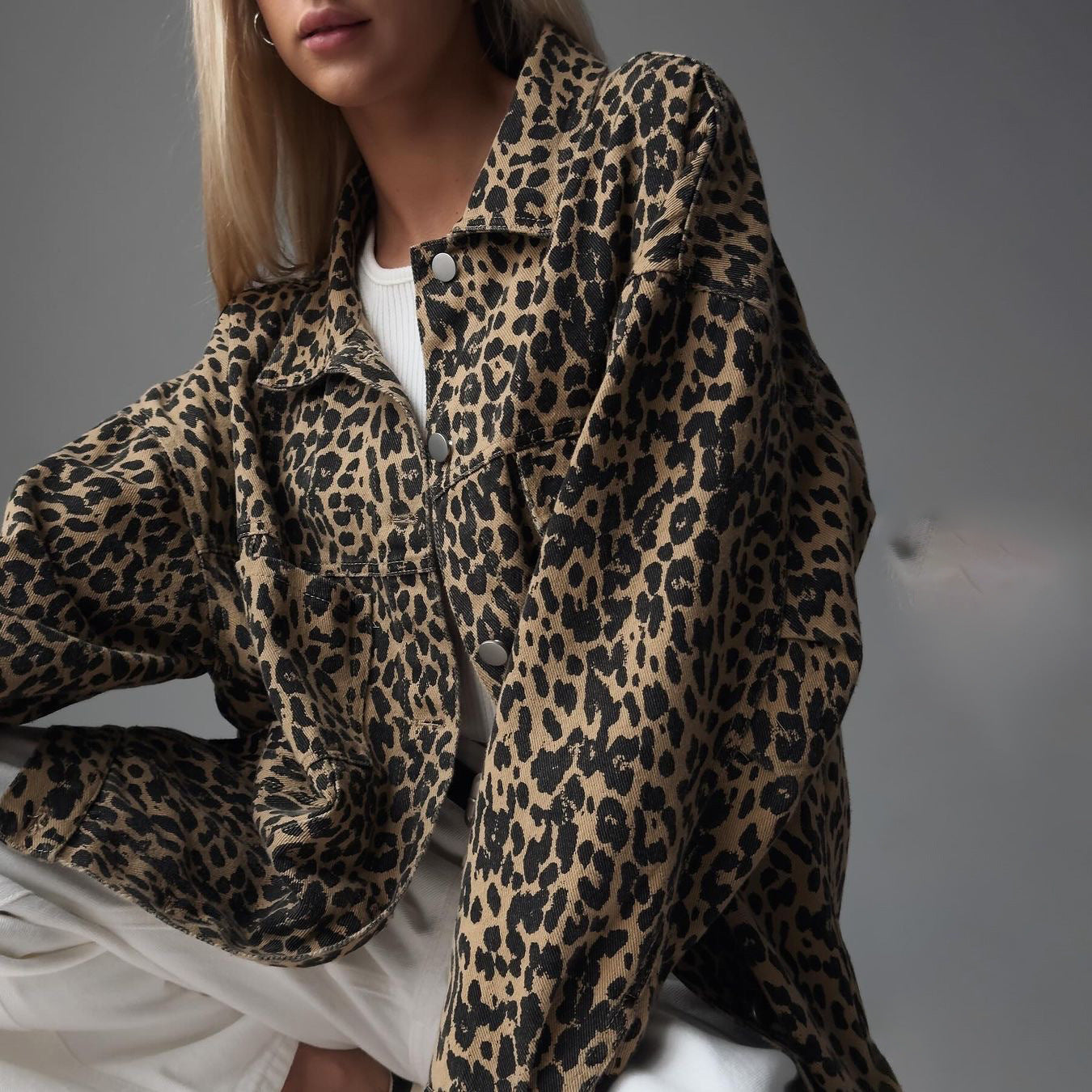 Iris Belle Street – Jeansmantel mit Leopardenmuster – Locker sitzende Retro-Jacke
