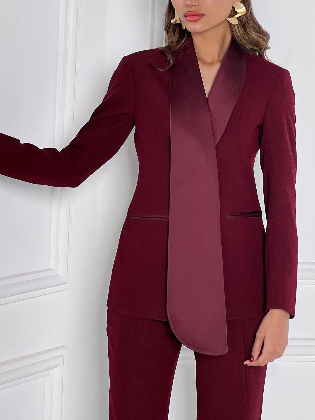Riva Claire – Blazer mit unregelmäßigem Kragen und Hosenanzug mit hoher Taille