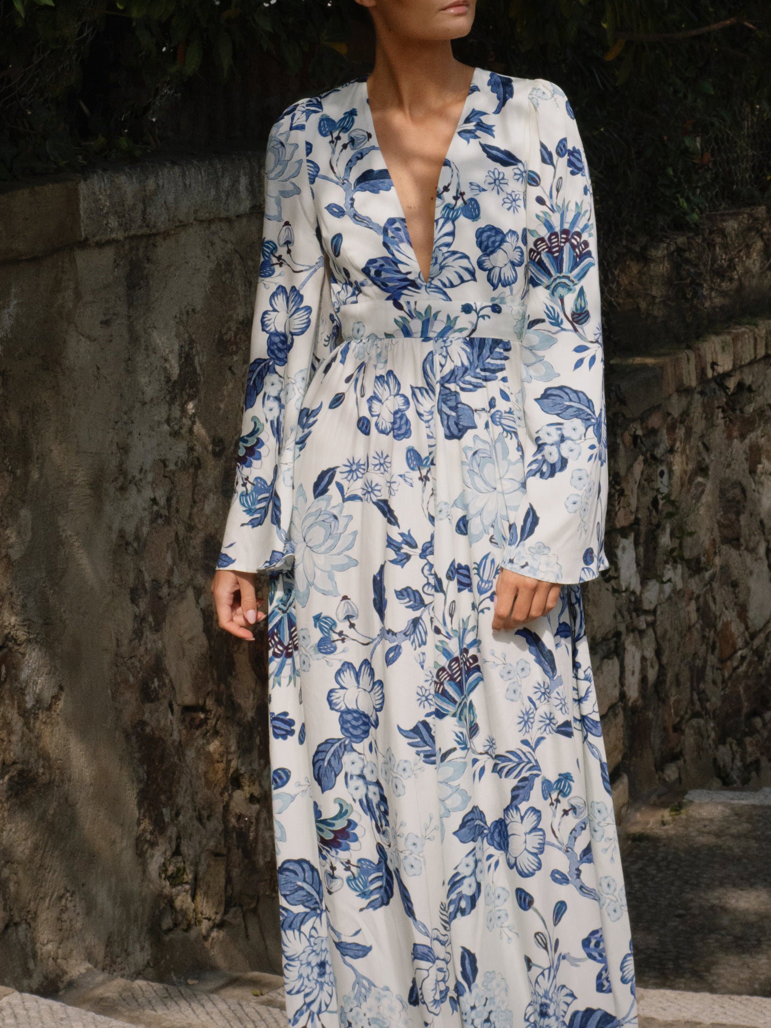 Elara Bedrucktes, langärmliges, rückenfreies Maxikleid – Holiday Chic Polyester